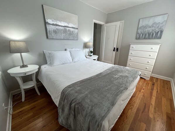 2 bedrooms, iron/ironing board, internet, bed sheets