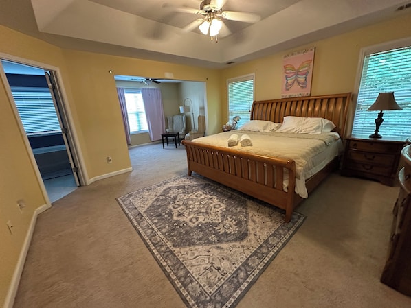 4 bedrooms, iron/ironing board, WiFi, bed sheets