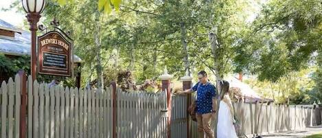 A wooden fence with a sign that reads "BREWERS HOUSE."