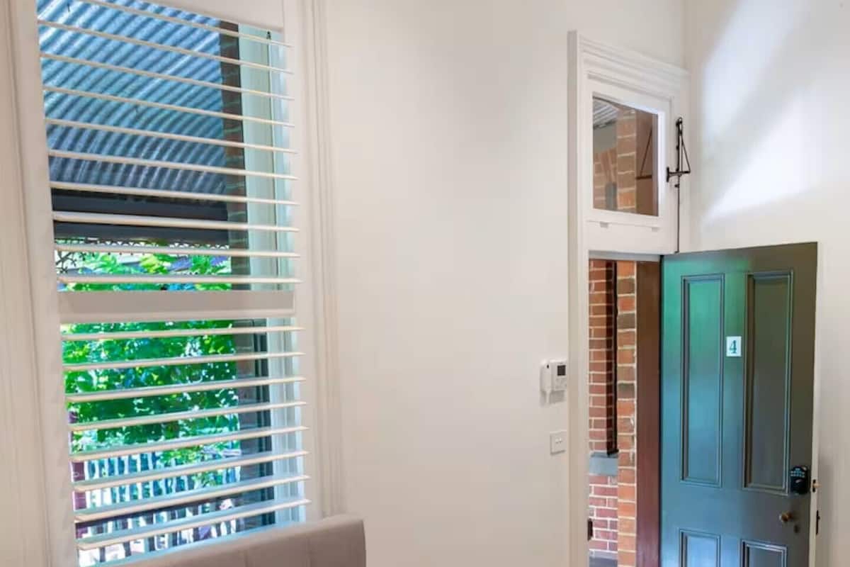 Suite, balcone, vista giardino | Ferro/asse da stiro, Wi-Fi gratuito