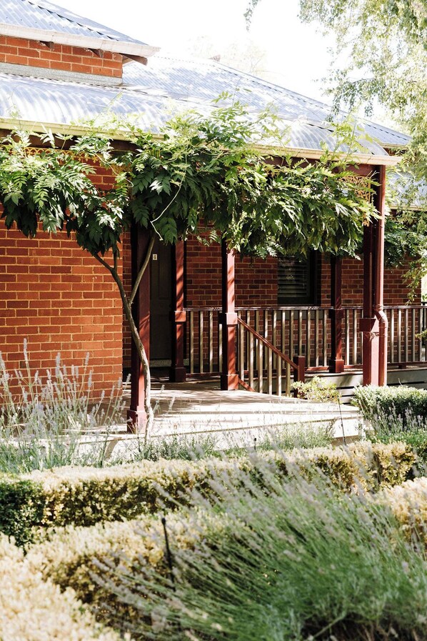 Garden view - The Brewers House (Beechworth)