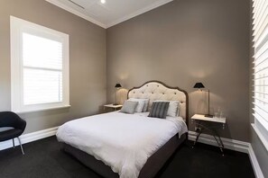 Suite, balkong, hageutsikt | Strykejern/-brett, wi-fi (inkludert) og sengetøy