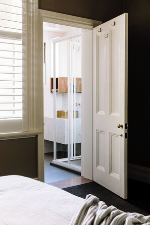 House, 3 Bedrooms | Bathroom | Hair dryer, bathrobes, heated floors, shampoo - The Brewers House (Beechworth)