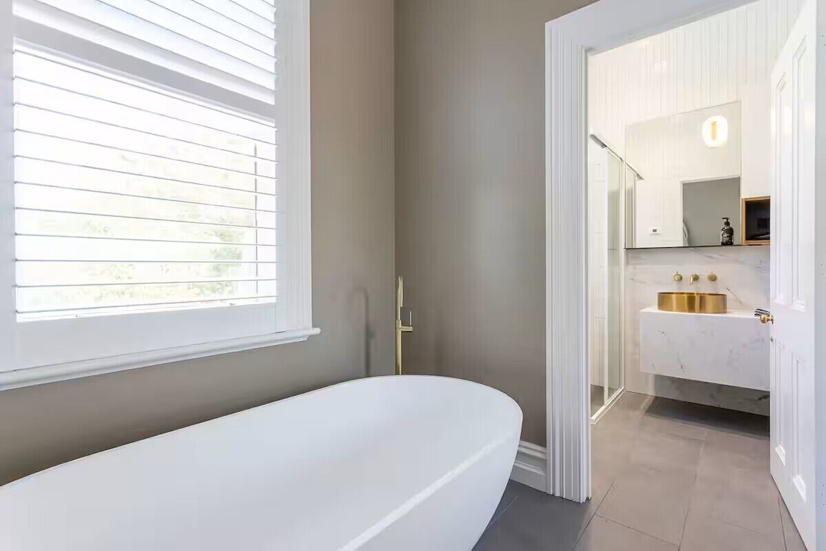 ห้องสวีท, ระเบียง, วิวสวน | ห้องน้ำ