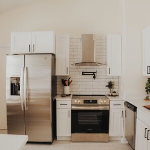 Fridge, microwave, oven, stovetop - Savannah Oasis 10min to Beach + Historic Downtown (Savannah)