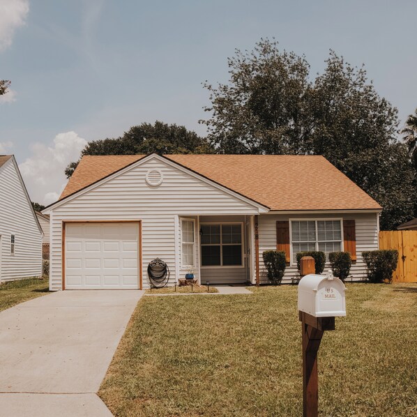 A single-story house with a front garage, a covered porch, and a mailbox. - Savannah Oasis 10min to Beach + Historic Downtown (Savannah)