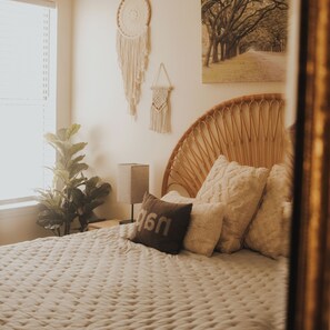 3 bedrooms, iron/ironing board, travel cot, free WiFi - Savannah Oasis 10min to Beach + Historic Downtown (Savannah)