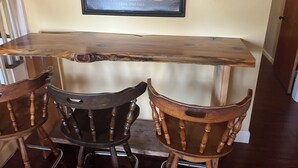 Un comedor con una mesa de madera y dos sillas.