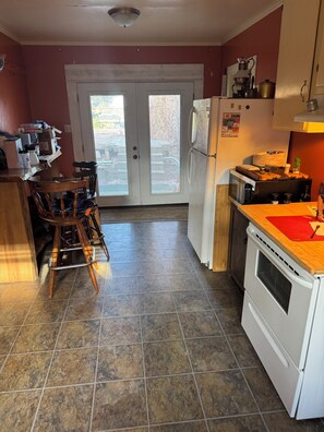 Fridge, microwave, oven, stovetop - Lovely 2-bedroom 5 Bed house in Coos Bay -Beach -Bay -Lakes near Downtown (Coos Bay)