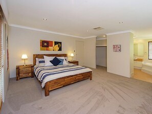 3 slaapkamers, een strijkplank/strijkijzer, reisbedje, gratis wifi