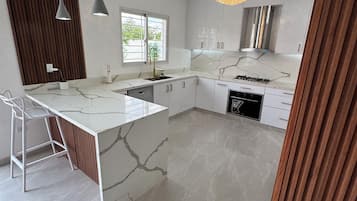 Micro-ondas, fogão, cooktop, lava-louças