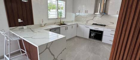 Micro-ondas, fogão, cooktop, lava-louças