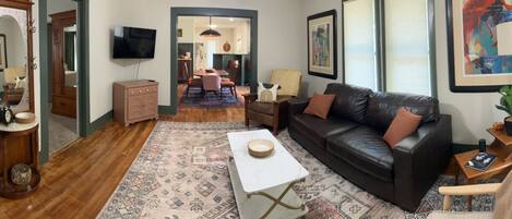 Een smart-tv en een stereo