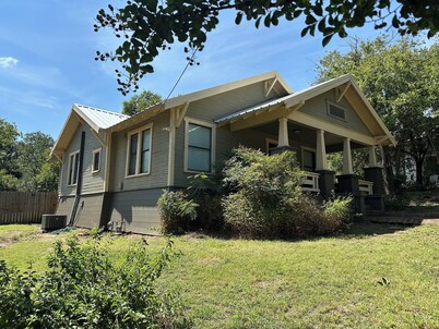 2-bedroom house in Stephenville—walk to downtown and 2 minutes from TSU campus