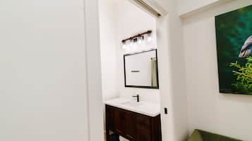 Secador de cabelo, toalhas de banho