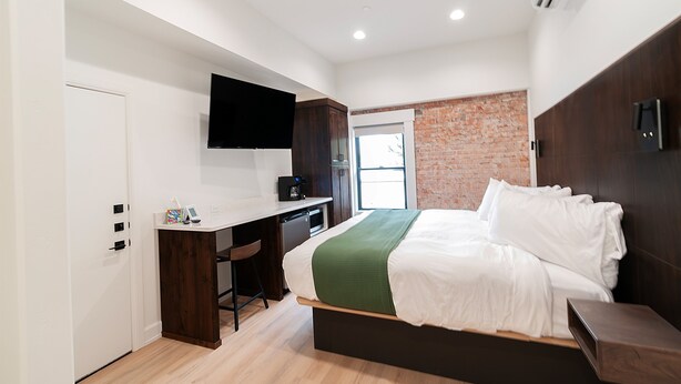 1 bedroom, desk, free WiFi, bed sheets - Stanley Theme: Suites of Lava #11 (Lava Hot Springs)
