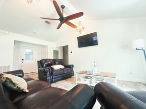 Smart TV - Spacious Seabrook Stay - 5 mins from Kemah Boardwalk (Seabrook)