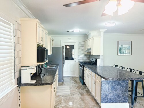 Spacious Seabrook Stay - 5 mins from Kemah Boardwalk