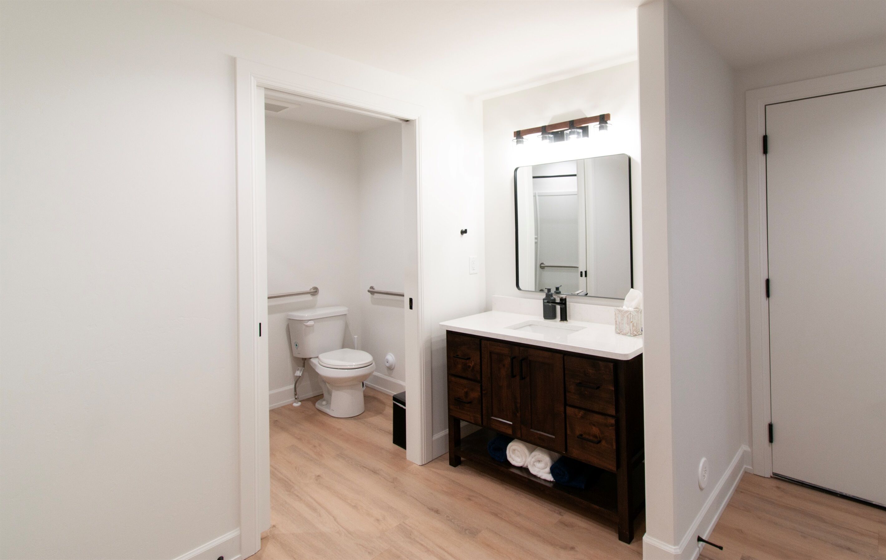 Sèche-cheveux, serviettes fournies