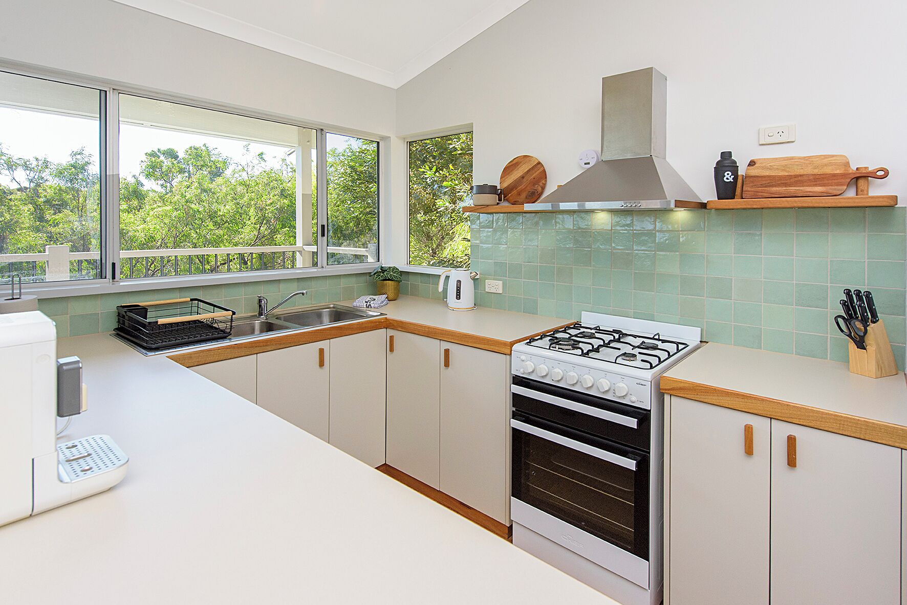 Réfrigérateur, four à micro-ondes, un four, surface de cuisson