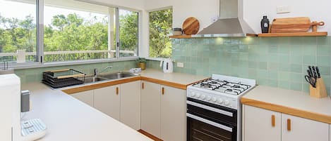 Een koelkast, een magnetron, een oven, een kookplaat