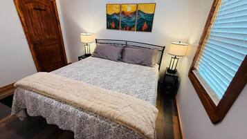 2 quartos, ferros/tábuas de passar roupa, Wi-Fi, roupa de cama