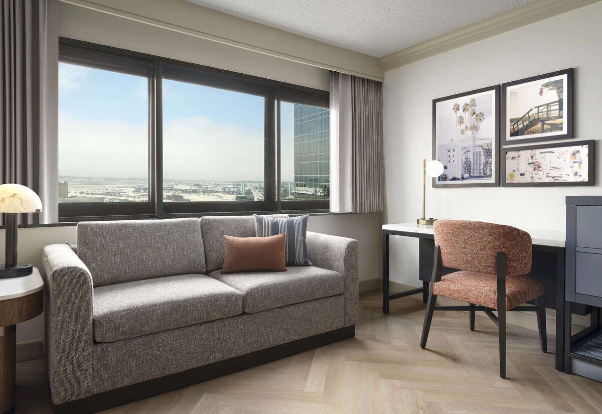 Serene Atmosphere & Fully Renovated Interiors, Pet Friendly, Shuttle, Pool!