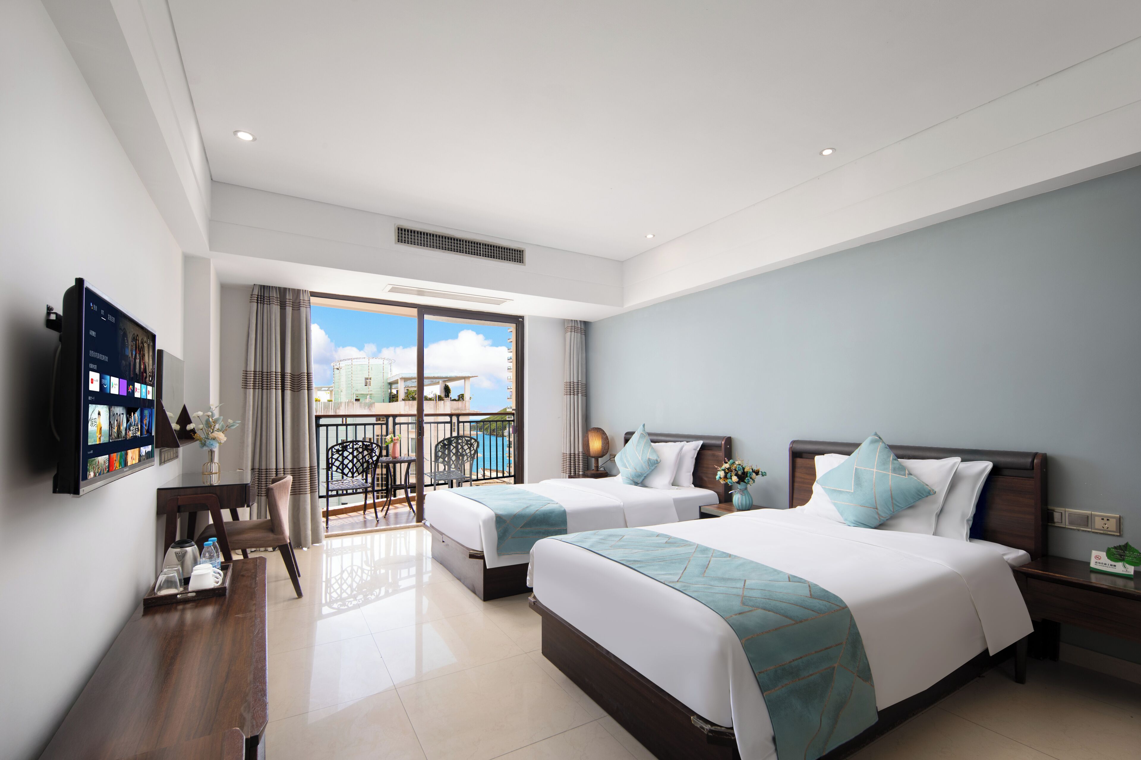 羽毛の掛け布団、遮光カーテン、WiFi (無料)、ベッドシーツ