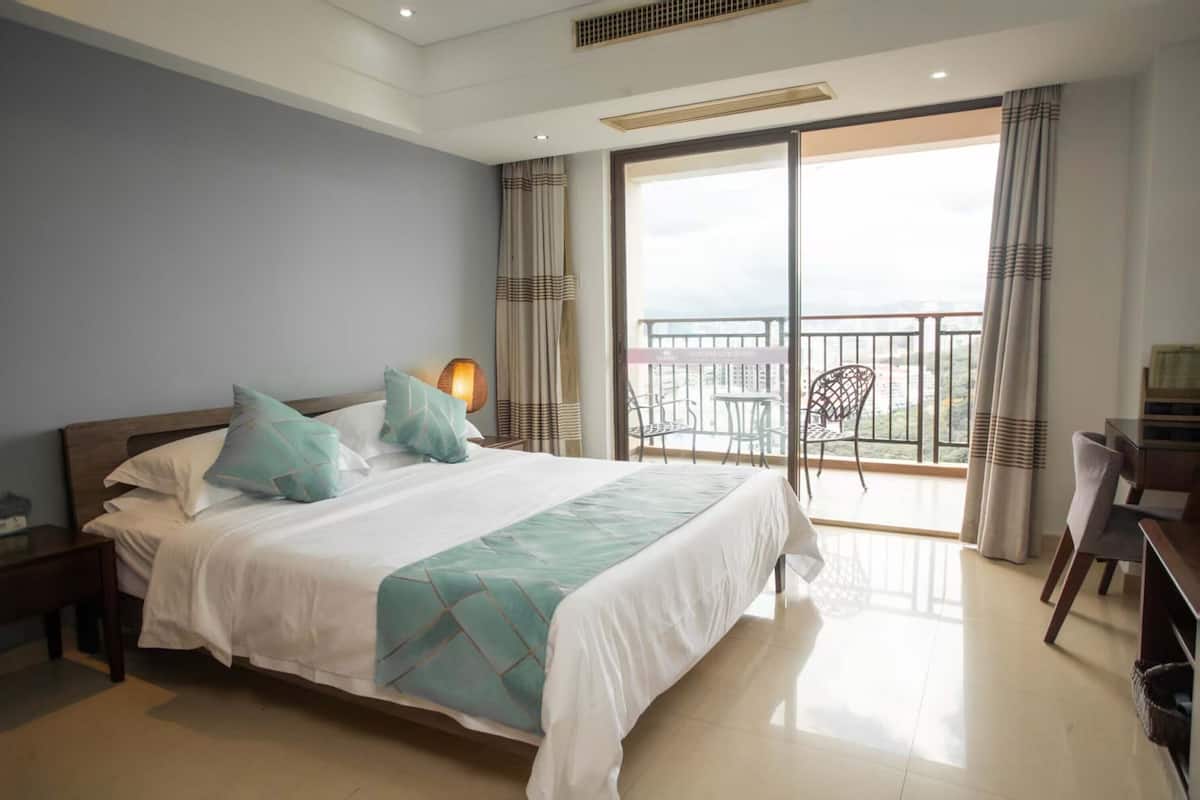 Cubrecamas, cortinas blackout, wifi gratis y ropa de cama