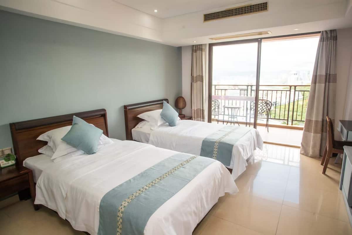 Cubrecamas, cortinas blackout, wifi gratis y ropa de cama