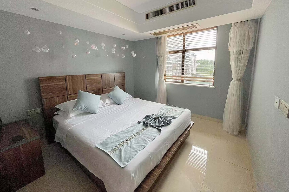Cubrecamas, cortinas blackout, wifi gratis y ropa de cama