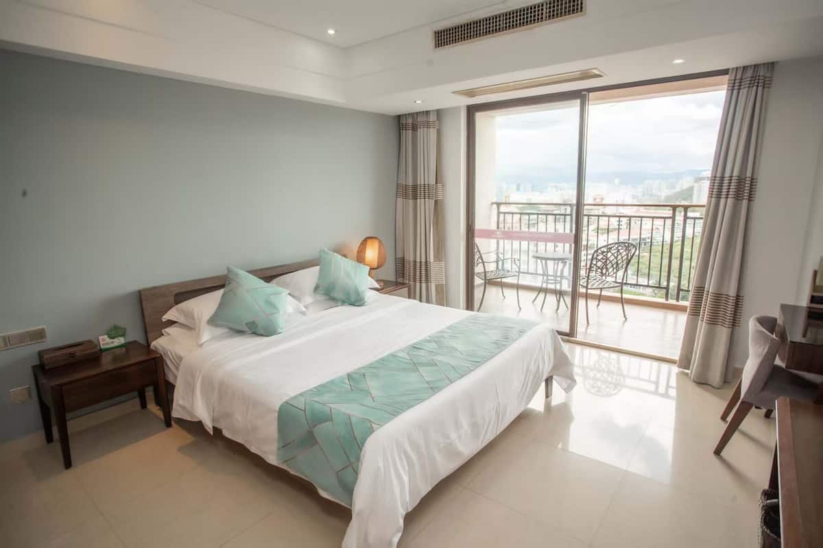Cubrecamas, cortinas blackout, wifi gratis y ropa de cama