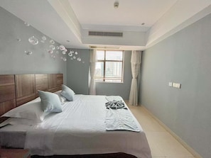 Luxury-Suite, Balkon, Meerblick | Daunenbettdecken, Verdunkelungsvorhänge, kostenloses WLAN, Bettwäsche
