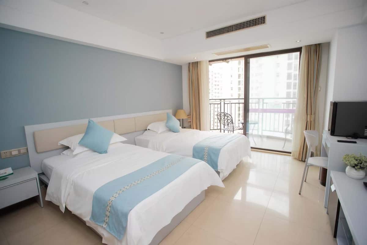 Cubrecamas, cortinas blackout, wifi gratis y ropa de cama