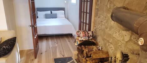 1 slaapkamer, een strijkplank/strijkijzer, internet, beddengoed