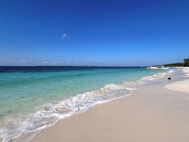 Na praia, areia branca 