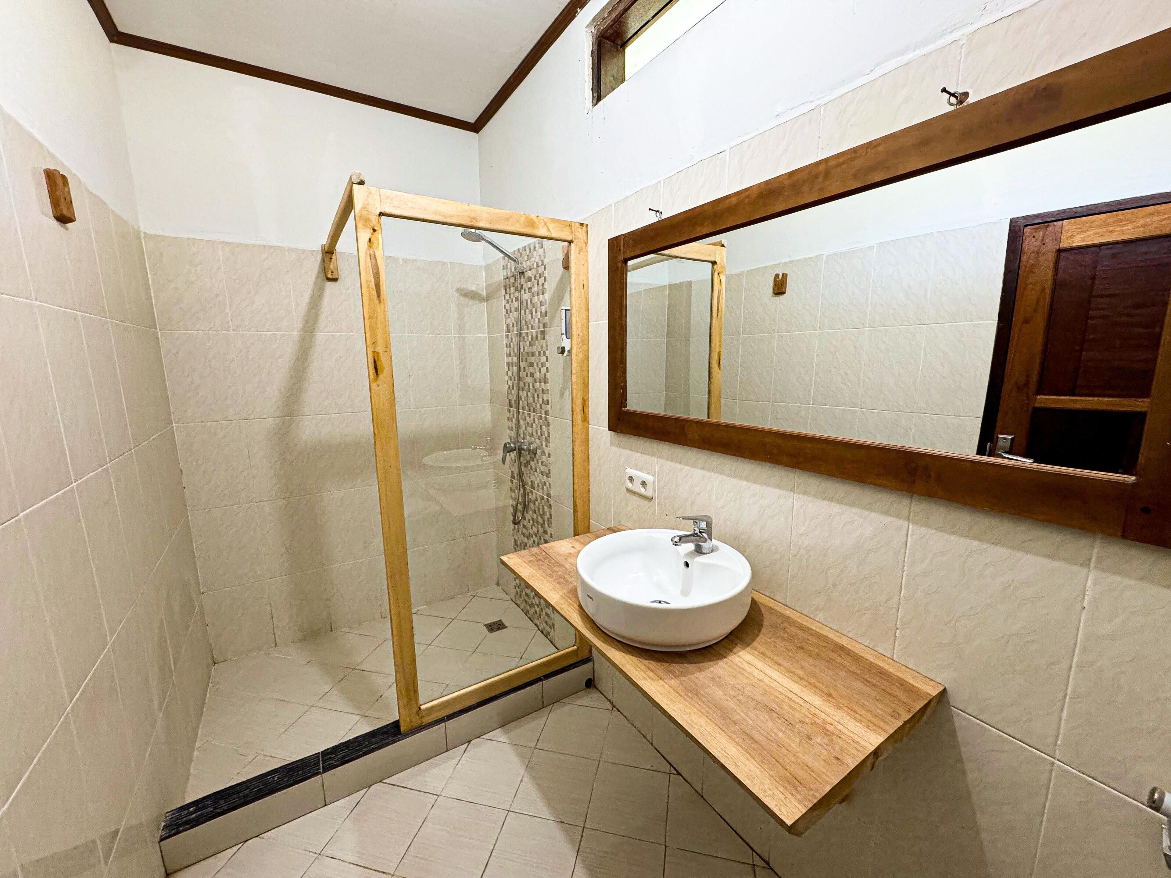 Douche, serviettes fournies, shampoing, papier toilette