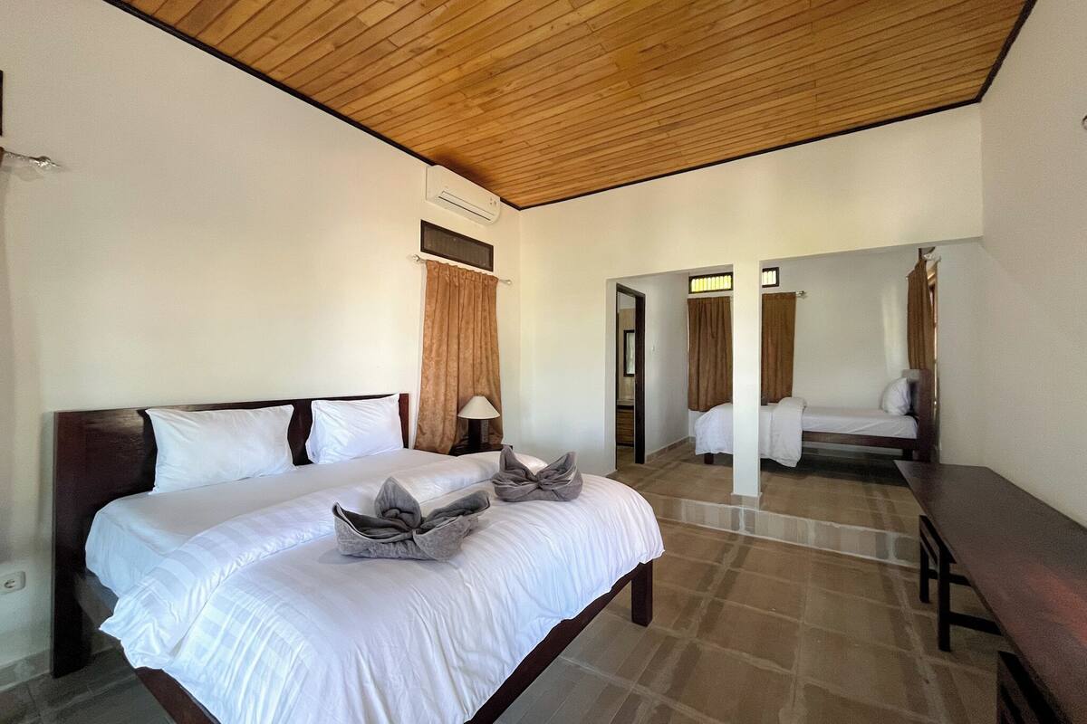 Bungalow familiar, vistas al mar | Escritorio y espacio para trabajar con un portátil