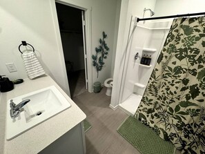 Haartrockner, Handtücher, Seife, Toilettenpapier