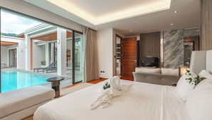 Una habitación de hotel moderna con una cama grande, televisión, pared de mármol y vista a una piscina.