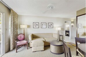 TV - Top Floor, Centrally Located Condo, AC, Private Lanai, Steps to Beach (Kapaʻa)