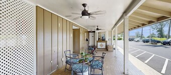 Top Floor, Centrally Located Condo, AC, Private Lanai, Steps to Beach