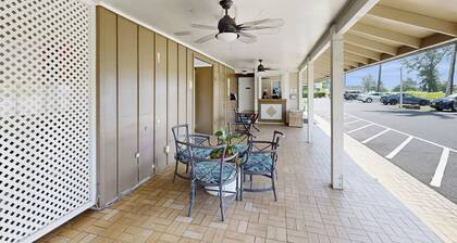 Top Floor, Centrally Located Condo, AC, Private Lanai, Steps to Beach