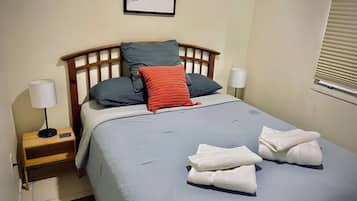 1 habitación, tabla de planchar con plancha, wifi y ropa de cama
