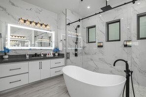 Shower, hair dryer, bidet, towels - Marco Premium Escape – A Waterfront Masterpiece of Coastal Elegance (Marco Island)