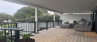 Distant Ocean View Charlestown FREE breakfast