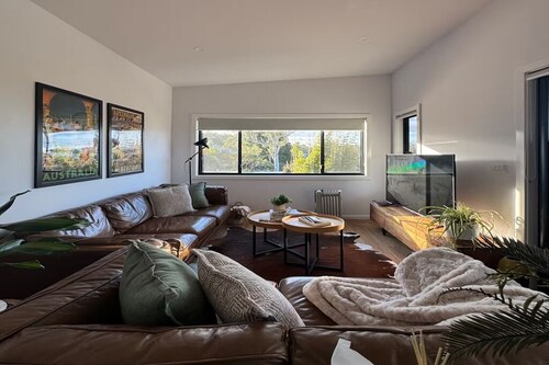 Distant Ocean View Charlestown FREE breakfast