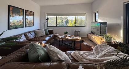 Distant Ocean View Charlestown FREE breakfast