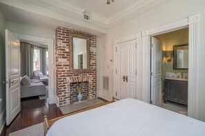 1 bedroom, iron/ironing board, travel cot, free WiFi - Mirabelle Suite 1 in the Heart of Historic Savannah (Savannah)