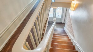 A staircase with white balusters and wooden steps leading to a landing. - Mirabelle Suite 2 - Private Suite in Historic Savannah (Savannah)
